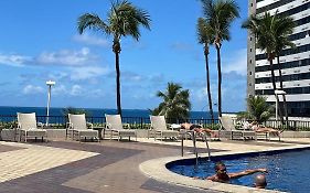 Apartamento beira mar localizado no Ondina Apart